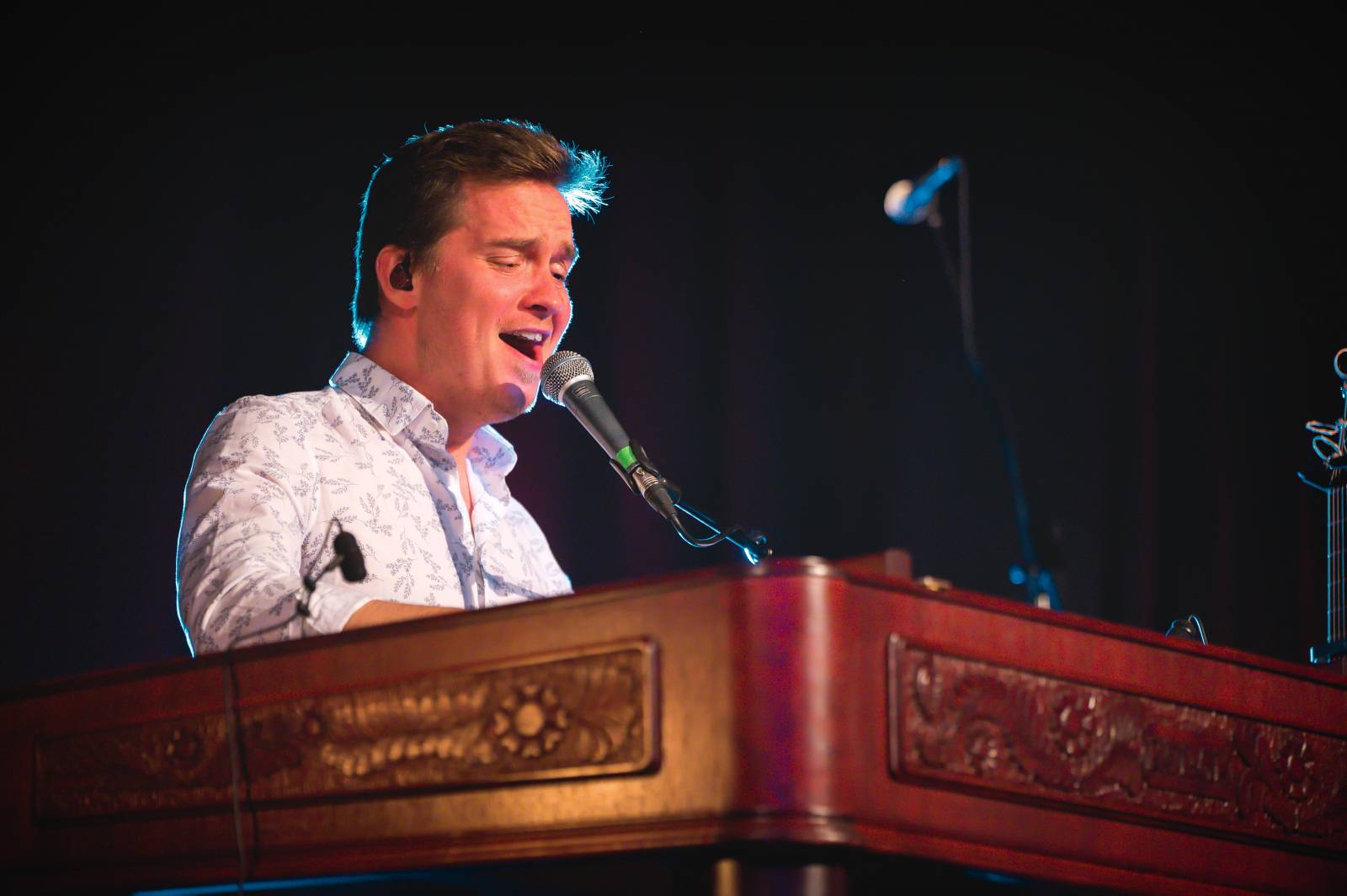 Petr Bende odehrál v Moravských Budějovicích charitativní koncert, zazpíval si s cimbálem i dětskými pěveckými sbory