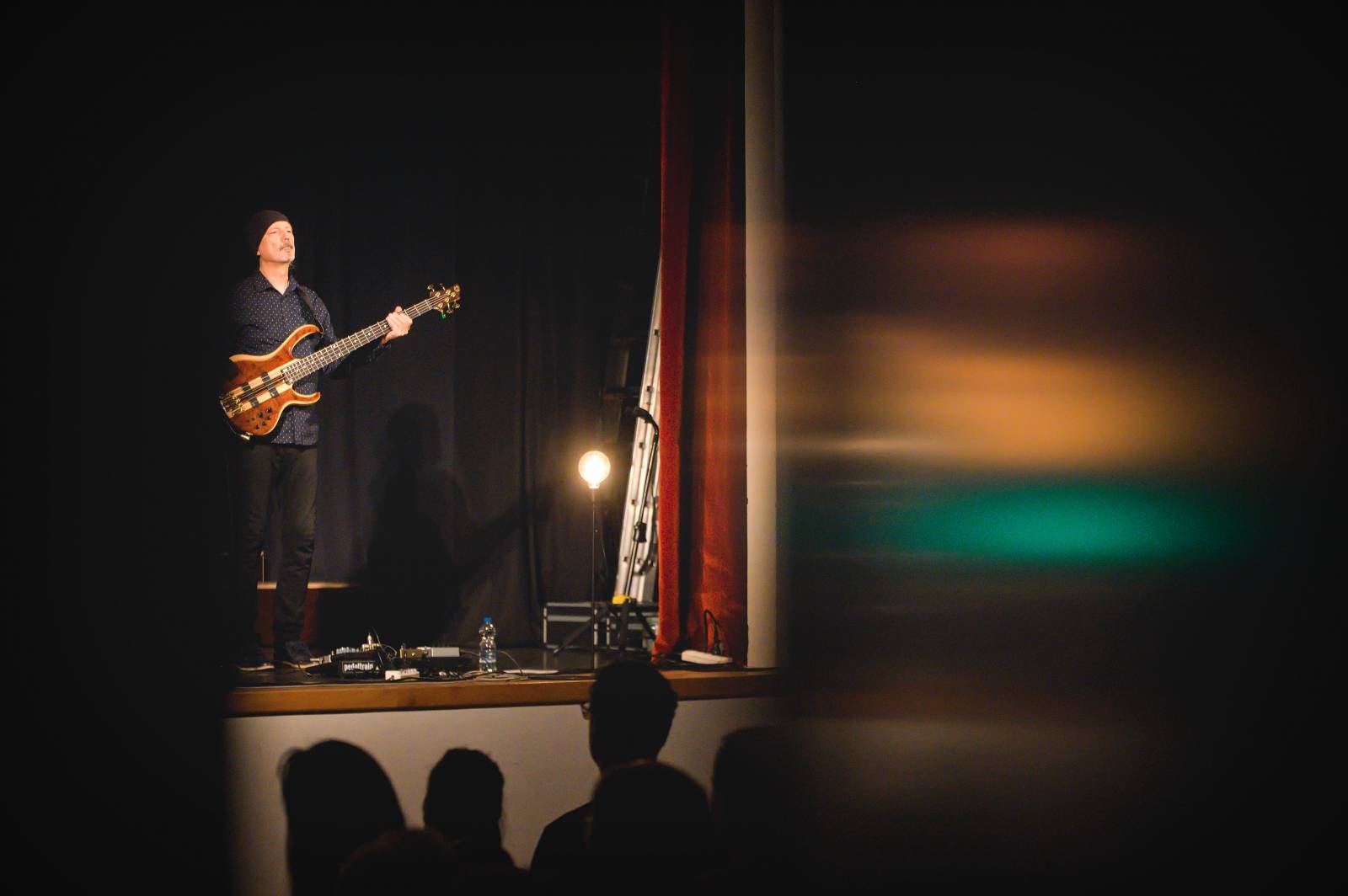 Petr Bende odehrál v Moravských Budějovicích charitativní koncert, zazpíval si s cimbálem i dětskými pěveckými sbory