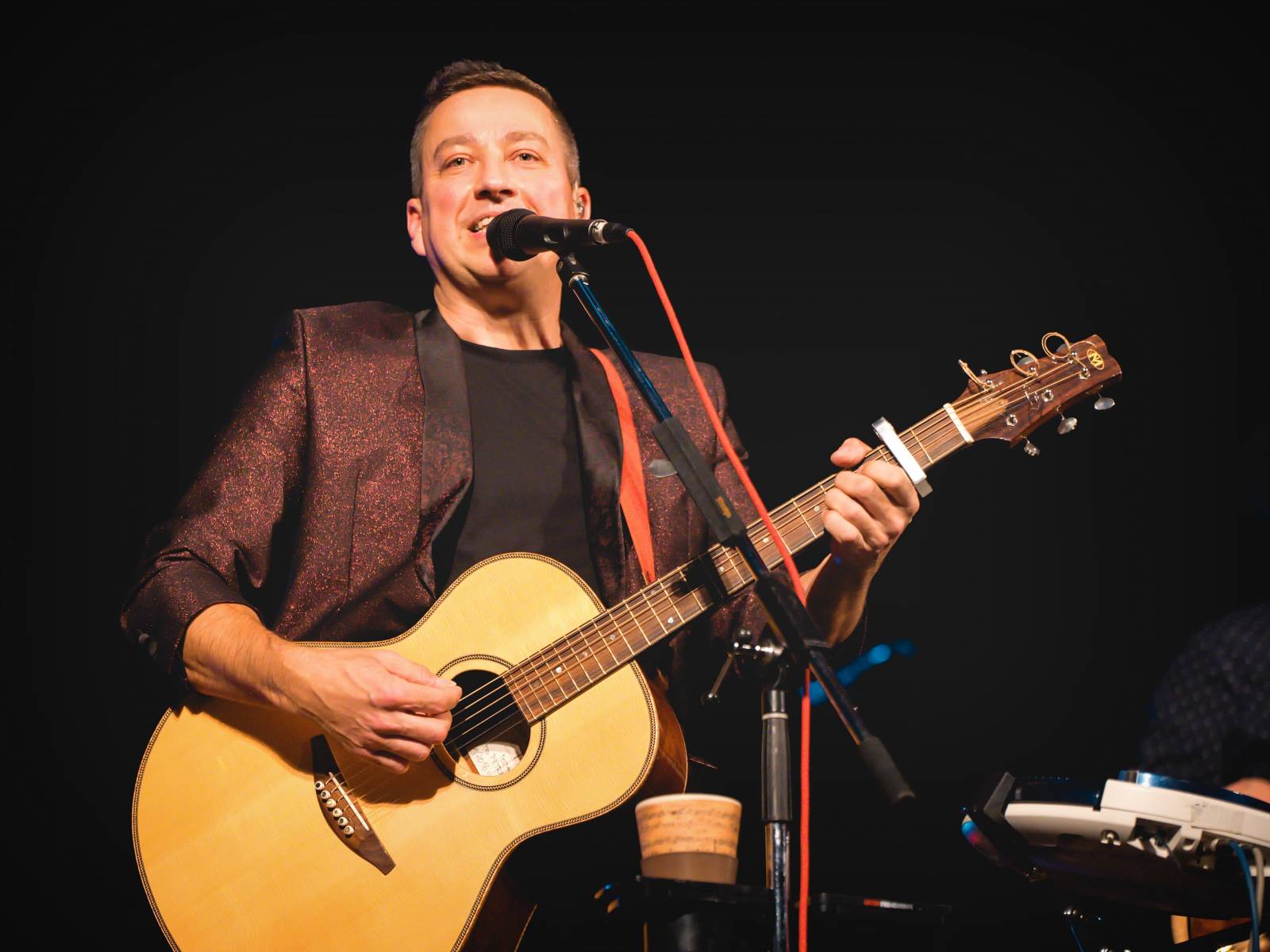 Petr Bende odehrál v Moravských Budějovicích charitativní koncert, zazpíval si s cimbálem i dětskými pěveckými sbory