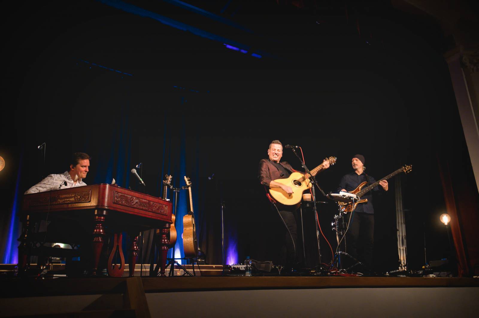 Petr Bende odehrál v Moravských Budějovicích charitativní koncert, zazpíval si s cimbálem i dětskými pěveckými sbory