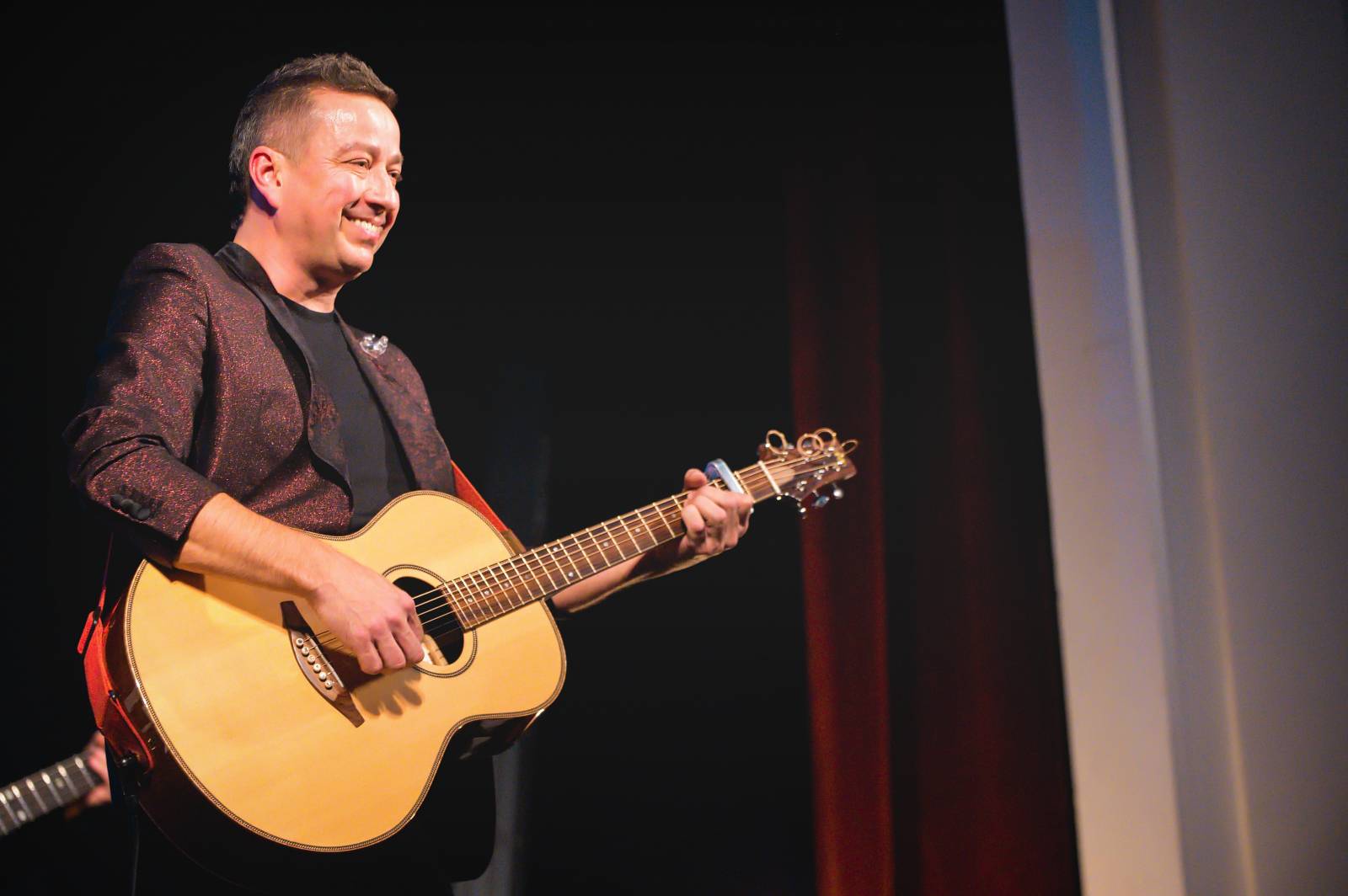 Petr Bende odehrál v Moravských Budějovicích charitativní koncert, zazpíval si s cimbálem i dětskými pěveckými sbory