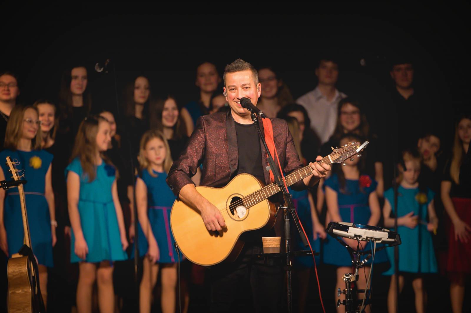 Petr Bende odehrál v Moravských Budějovicích charitativní koncert, zazpíval si s cimbálem i dětskými pěveckými sbory