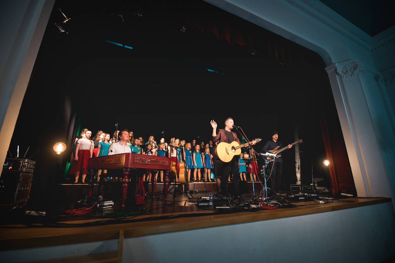 Petr Bende odehrál v Moravských Budějovicích charitativní koncert, zazpíval si s cimbálem i dětskými pěveckými sbory