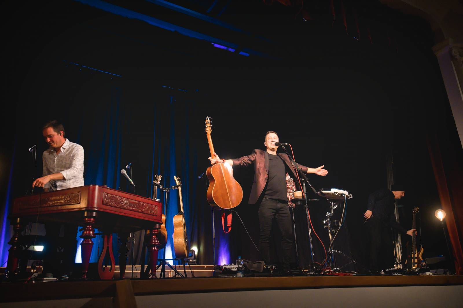 Petr Bende odehrál v Moravských Budějovicích charitativní koncert, zazpíval si s cimbálem i dětskými pěveckými sbory