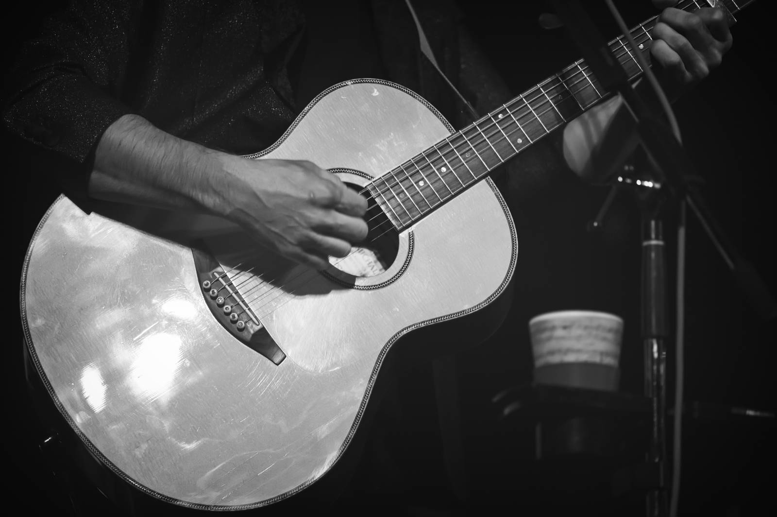 Petr Bende odehrál v Moravských Budějovicích charitativní koncert, zazpíval si s cimbálem i dětskými pěveckými sbory