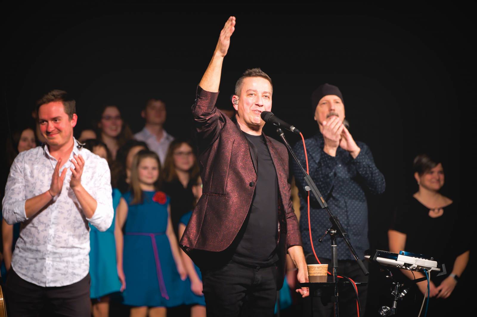 Petr Bende odehrál v Moravských Budějovicích charitativní koncert, zazpíval si s cimbálem i dětskými pěveckými sbory