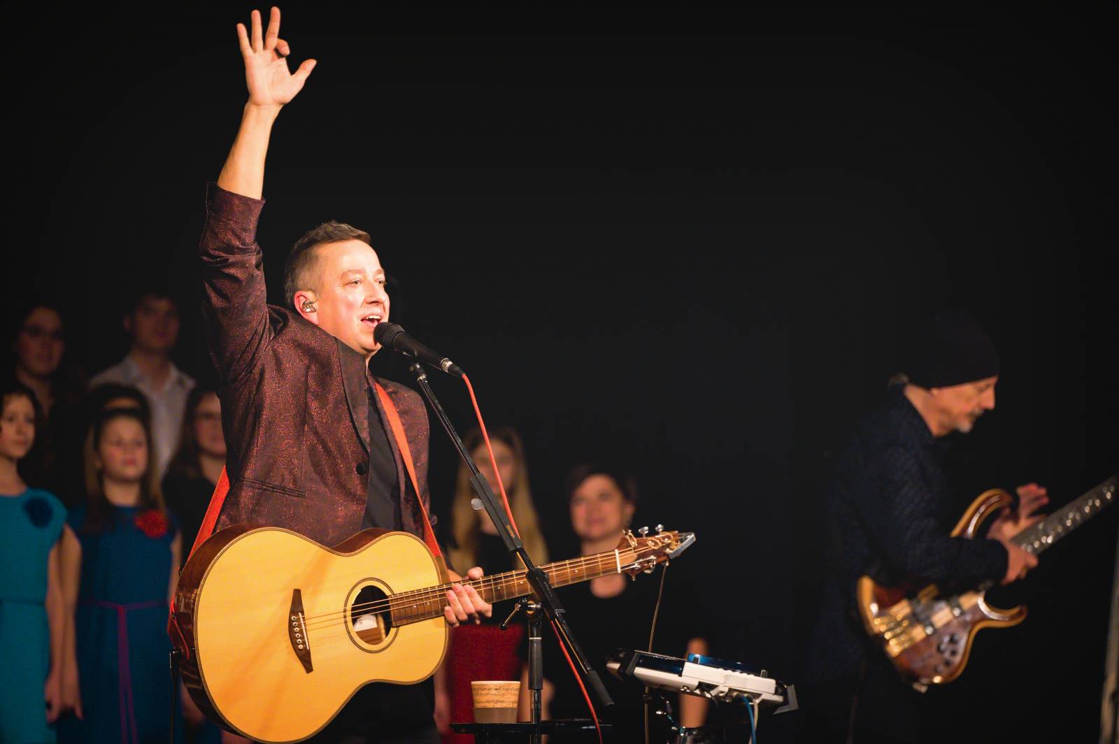 Petr Bende odehrál v Moravských Budějovicích charitativní koncert, zazpíval si s cimbálem i dětskými pěveckými sbory