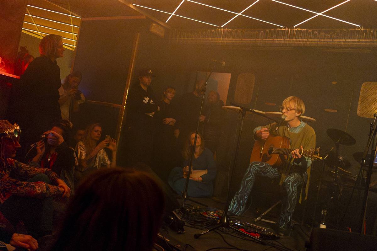 Palácem Akropolis se linula experimentální hudba, Josefina Dusk tam křtila album