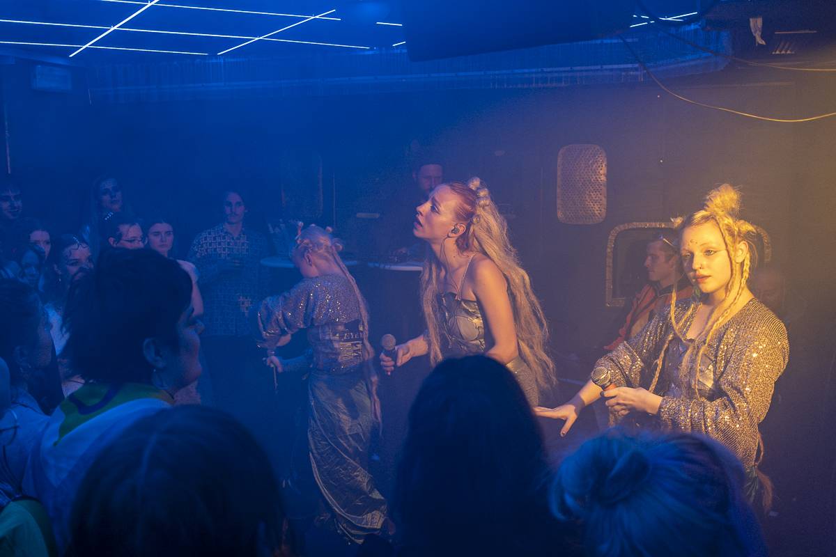 Palácem Akropolis se linula experimentální hudba, Josefina Dusk tam křtila album