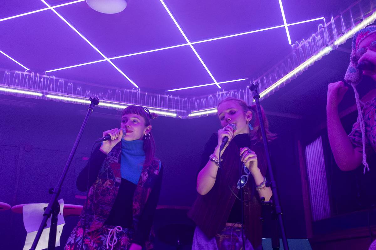 Palácem Akropolis se linula experimentální hudba, Josefina Dusk tam křtila album