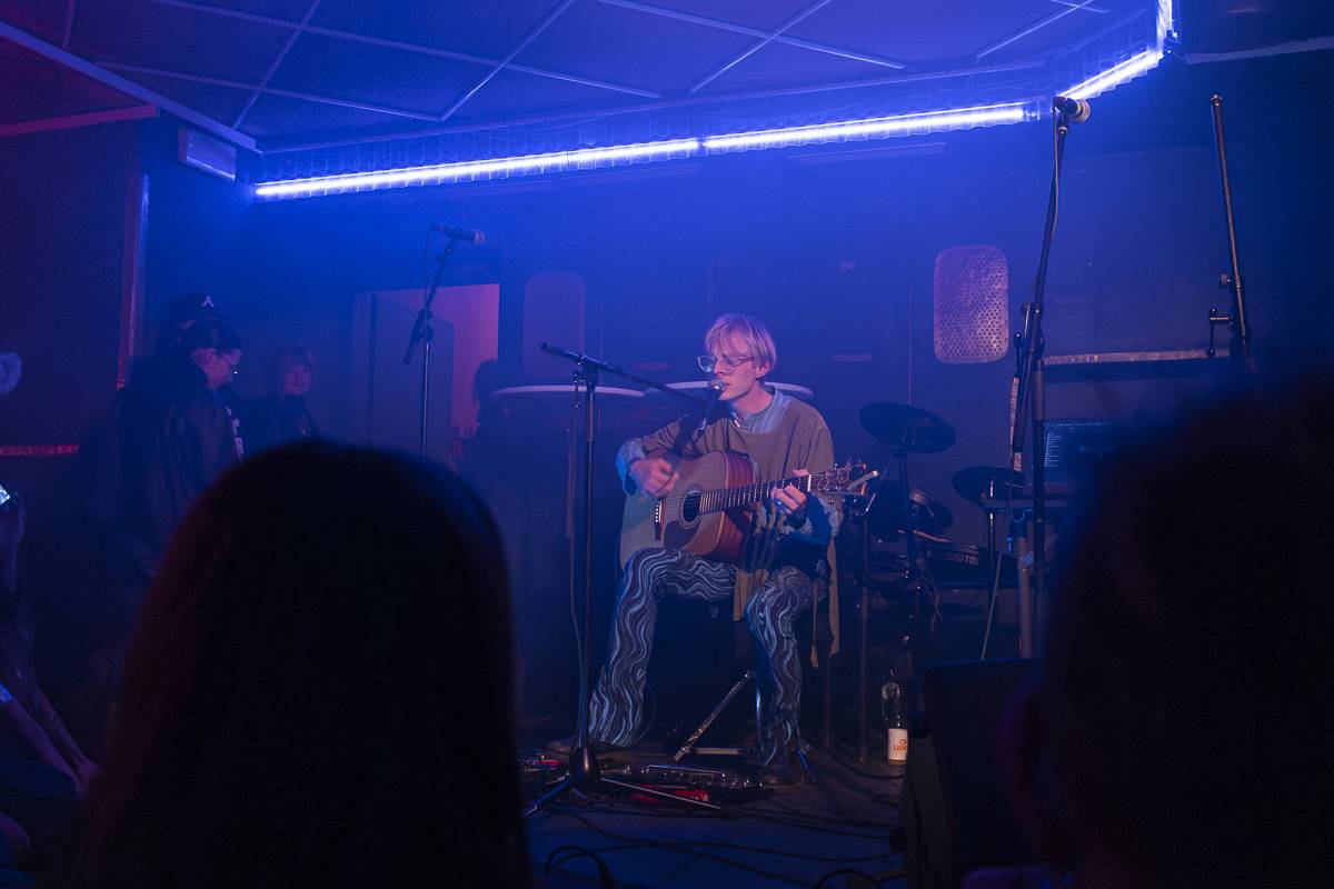 Palácem Akropolis se linula experimentální hudba, Josefina Dusk tam křtila album