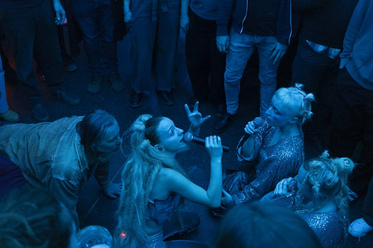 Palácem Akropolis se linula experimentální hudba, Josefina Dusk tam křtila album