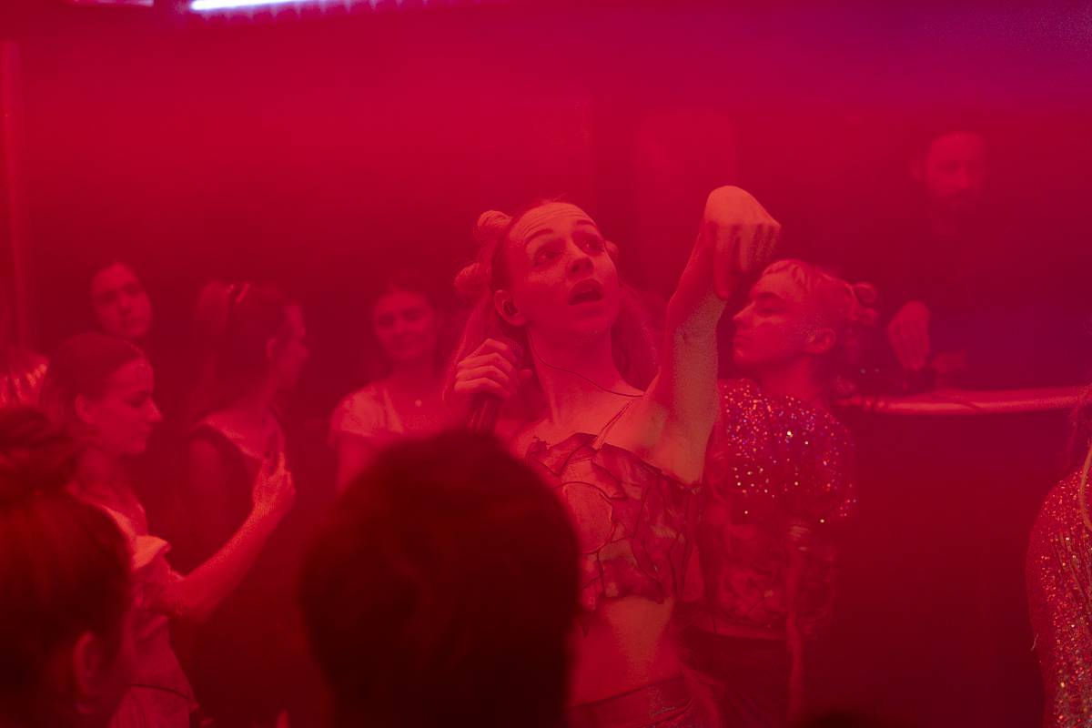 Palácem Akropolis se linula experimentální hudba, Josefina Dusk tam křtila album