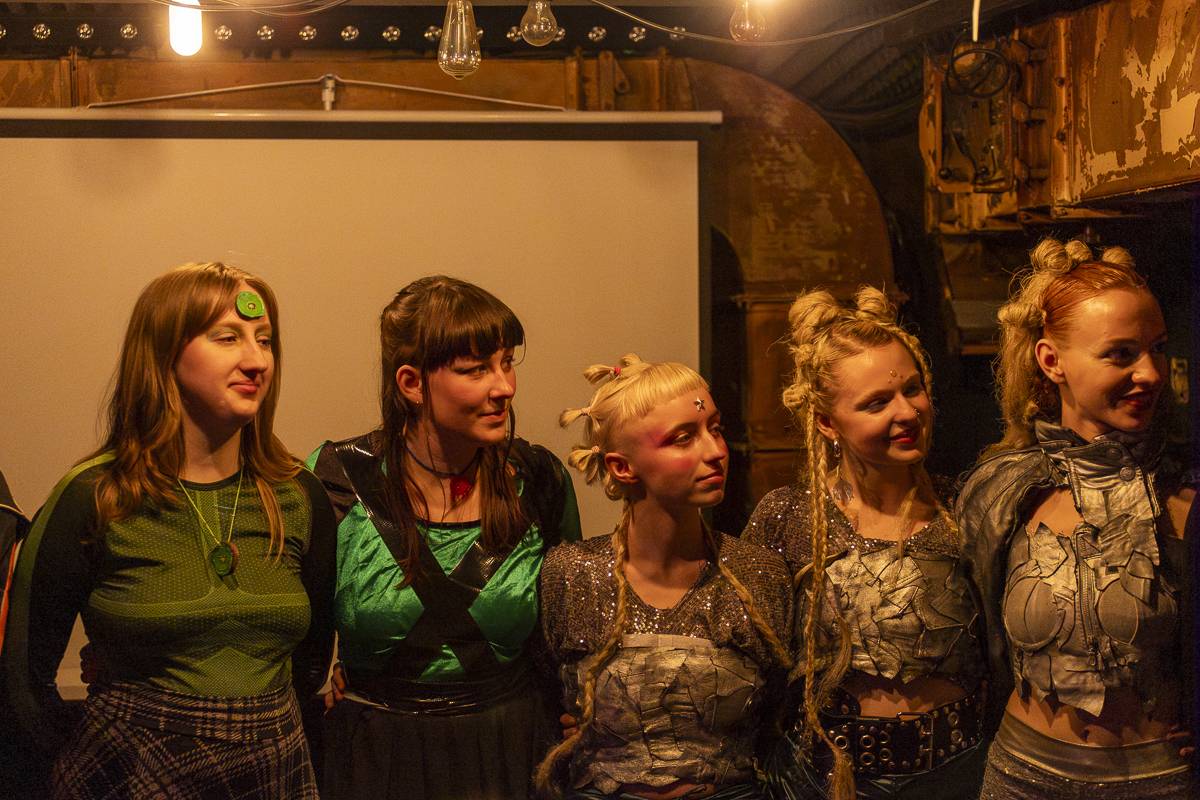 Palácem Akropolis se linula experimentální hudba, Josefina Dusk tam křtila album