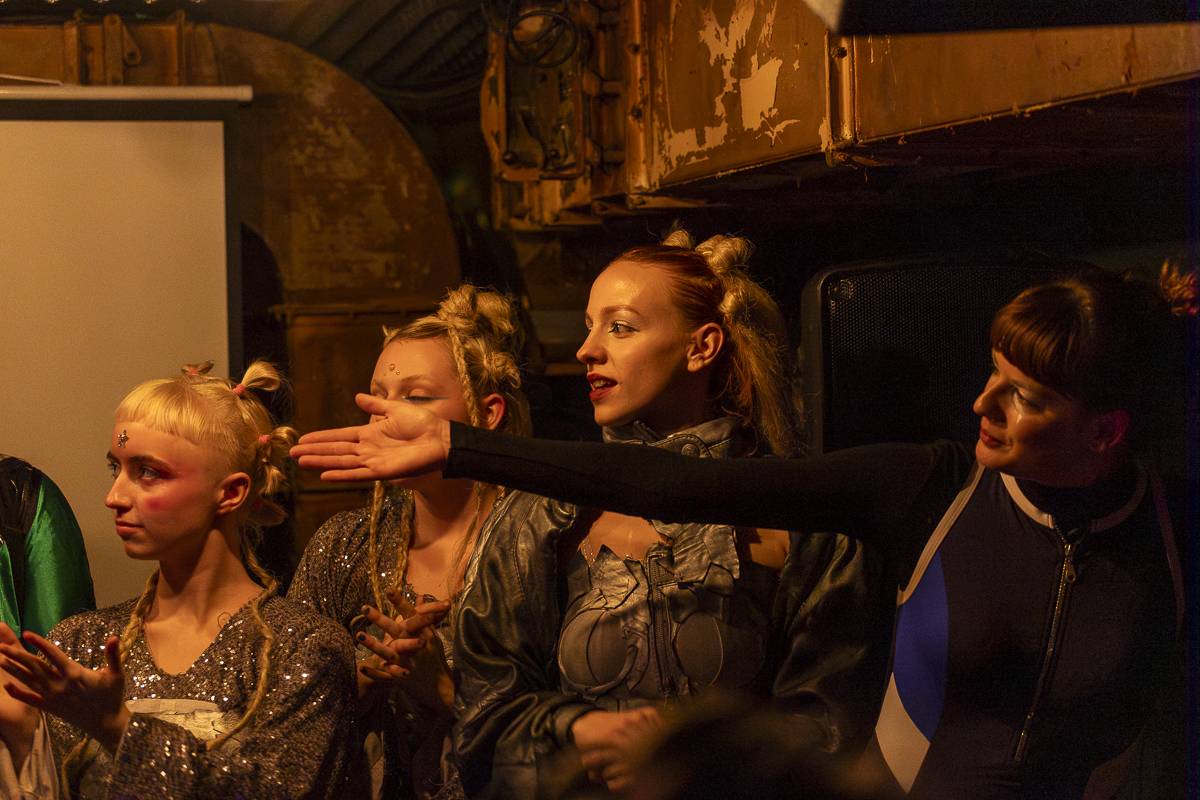 Palácem Akropolis se linula experimentální hudba, Josefina Dusk tam křtila album