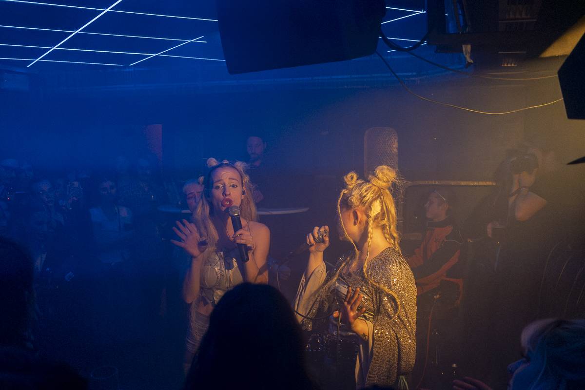 Palácem Akropolis se linula experimentální hudba, Josefina Dusk tam křtila album