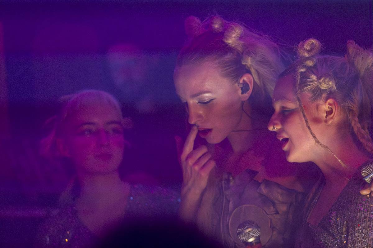 Palácem Akropolis se linula experimentální hudba, Josefina Dusk tam křtila album