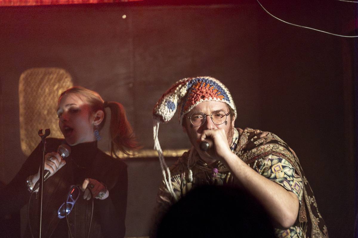 Palácem Akropolis se linula experimentální hudba, Josefina Dusk tam křtila album