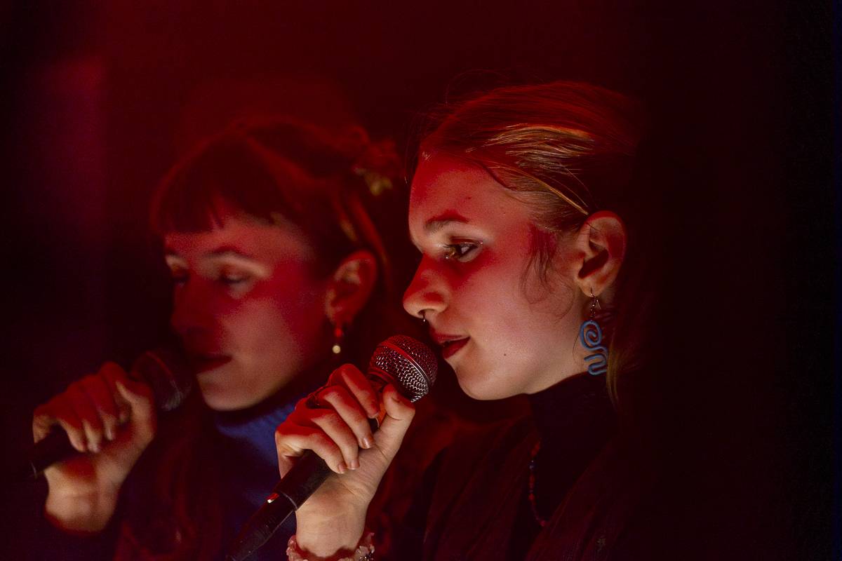 Palácem Akropolis se linula experimentální hudba, Josefina Dusk tam křtila album