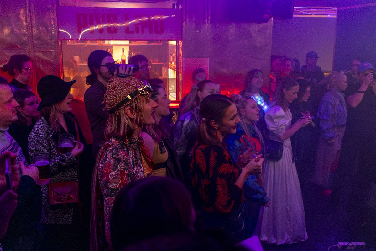 Palácem Akropolis se linula experimentální hudba, Josefina Dusk tam křtila album