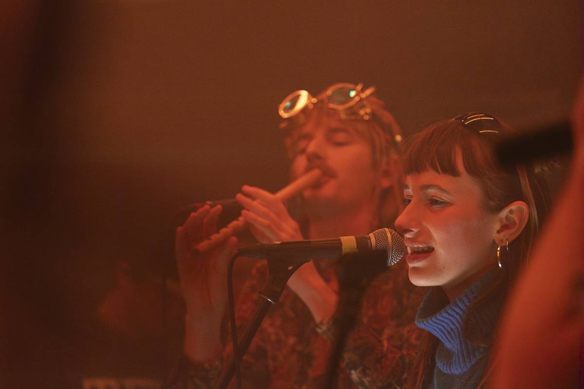 Palácem Akropolis se linula experimentální hudba, Josefina Dusk tam křtila album