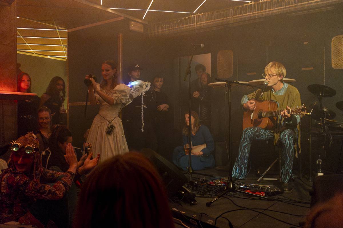 Palácem Akropolis se linula experimentální hudba, Josefina Dusk tam křtila album