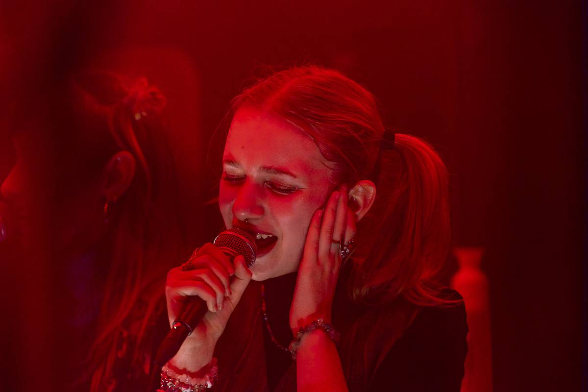 Palácem Akropolis se linula experimentální hudba, Josefina Dusk tam křtila album