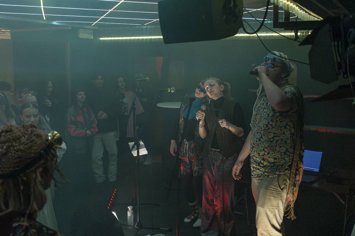 Palácem Akropolis se linula experimentální hudba, Josefina Dusk tam křtila album