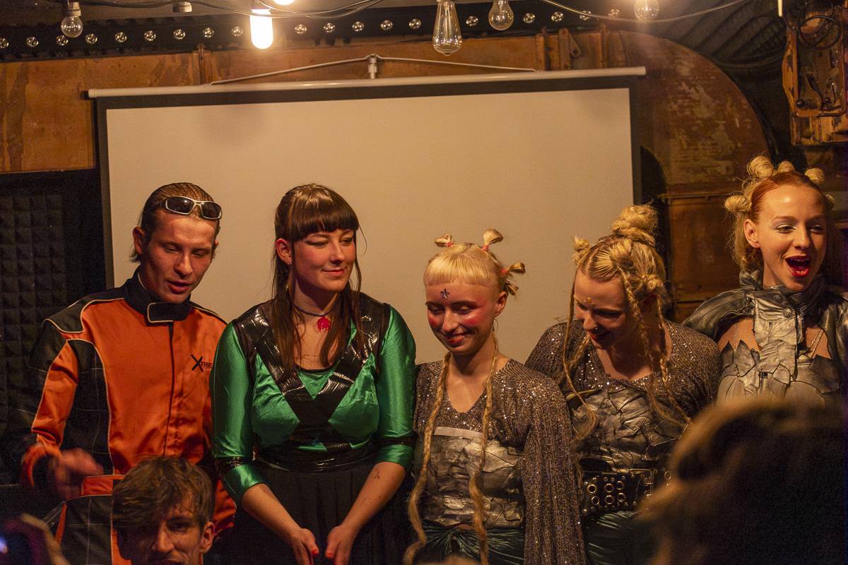 Palácem Akropolis se linula experimentální hudba, Josefina Dusk tam křtila album