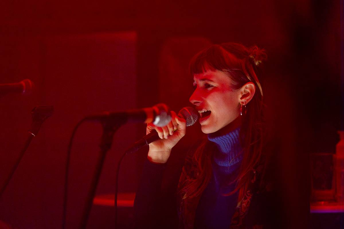 Palácem Akropolis se linula experimentální hudba, Josefina Dusk tam křtila album