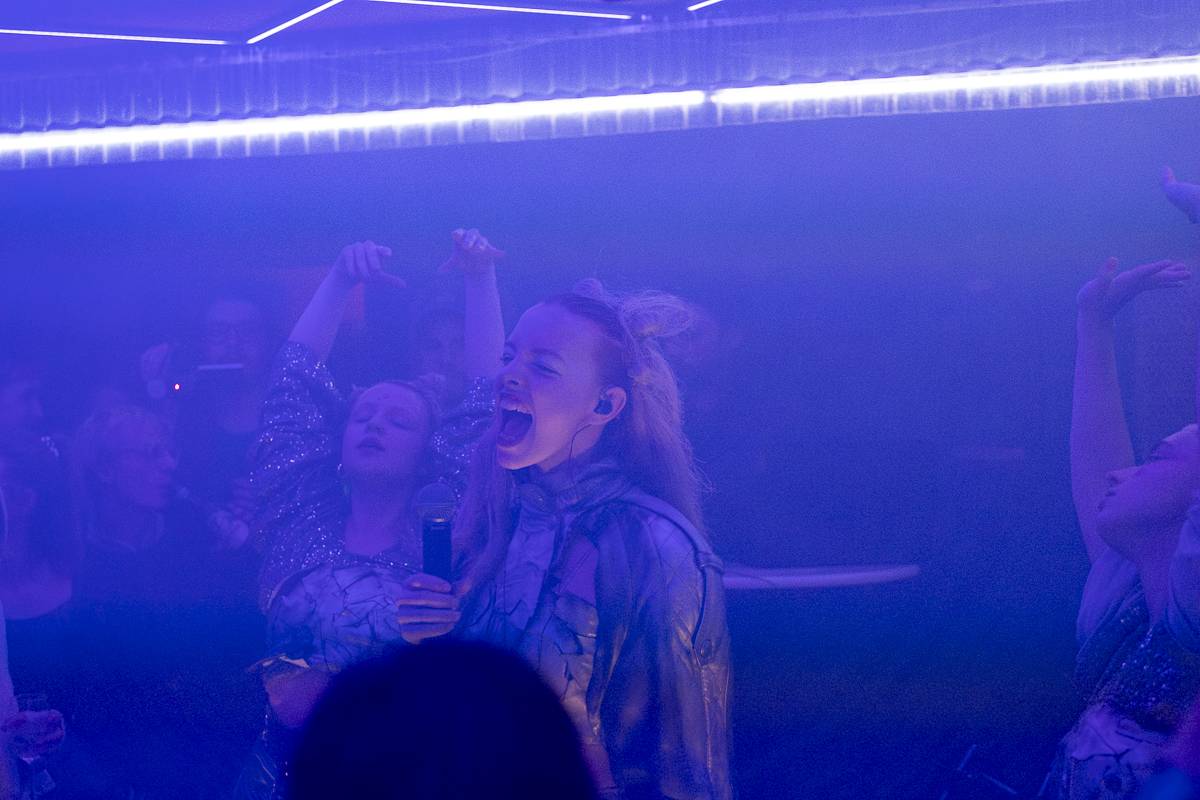 Palácem Akropolis se linula experimentální hudba, Josefina Dusk tam křtila album