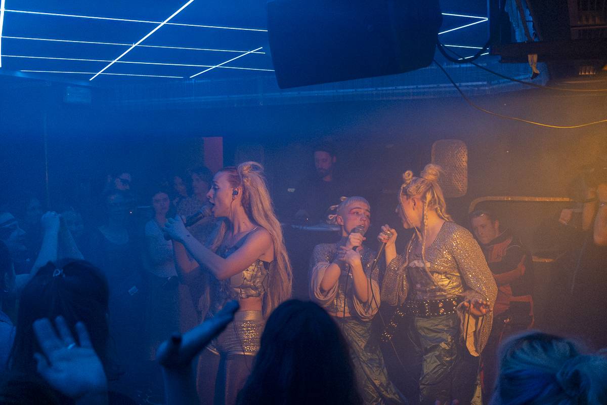 Palácem Akropolis se linula experimentální hudba, Josefina Dusk tam křtila album