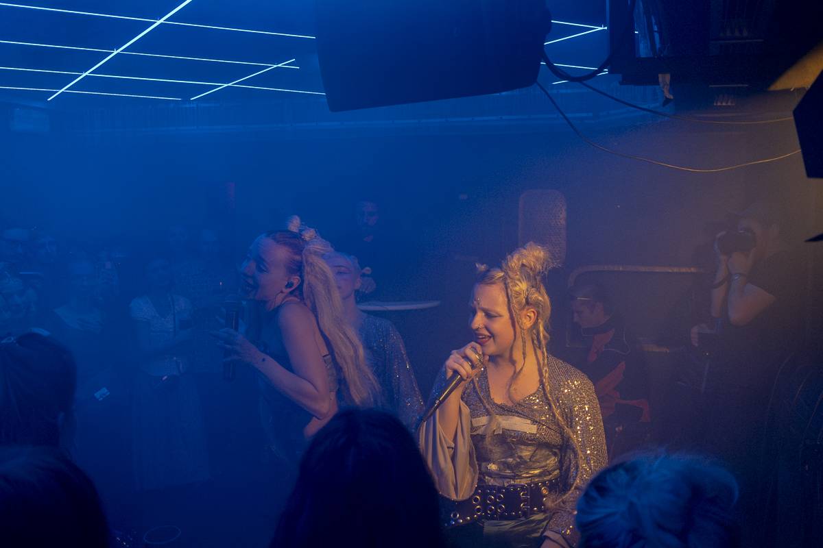 Palácem Akropolis se linula experimentální hudba, Josefina Dusk tam křtila album