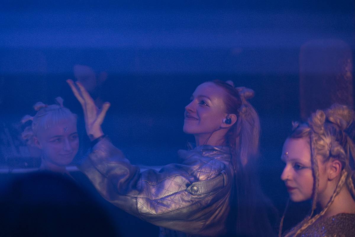 Palácem Akropolis se linula experimentální hudba, Josefina Dusk tam křtila album