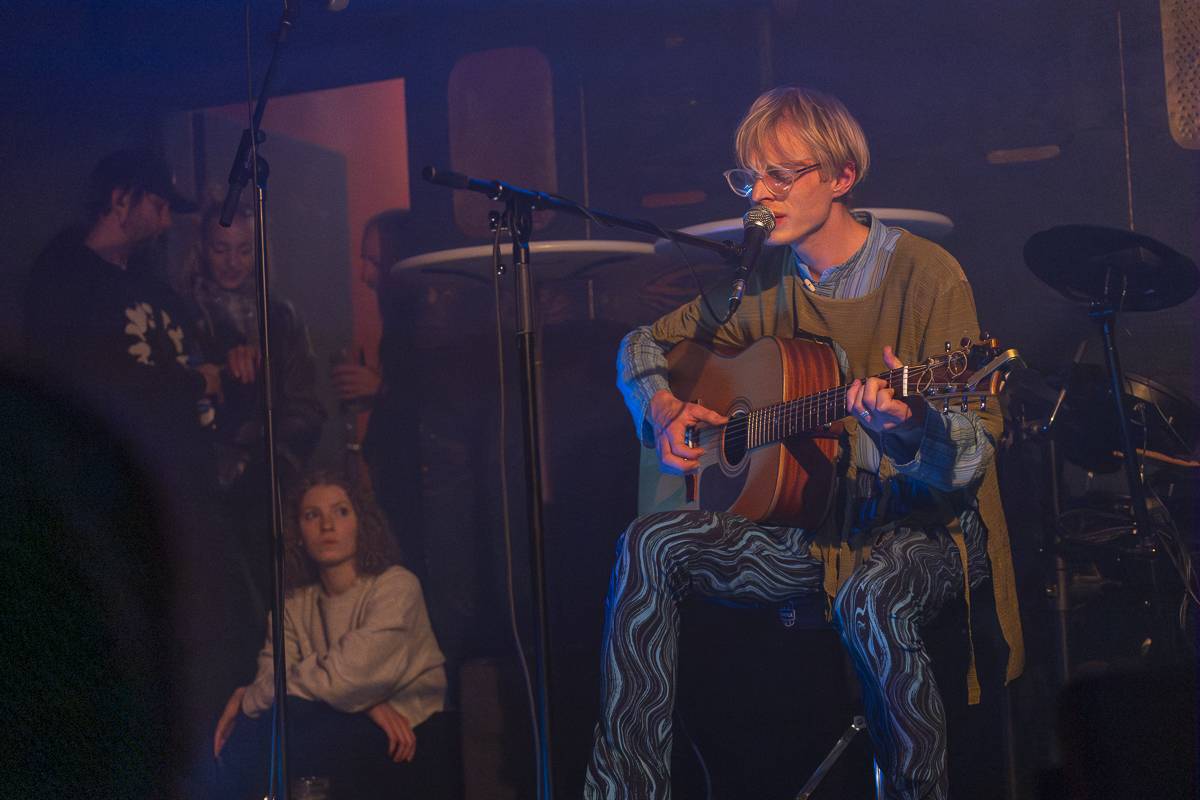 Palácem Akropolis se linula experimentální hudba, Josefina Dusk tam křtila album