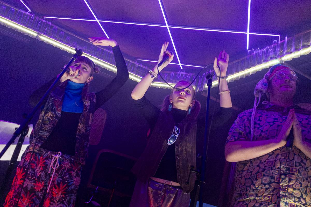 Palácem Akropolis se linula experimentální hudba, Josefina Dusk tam křtila album