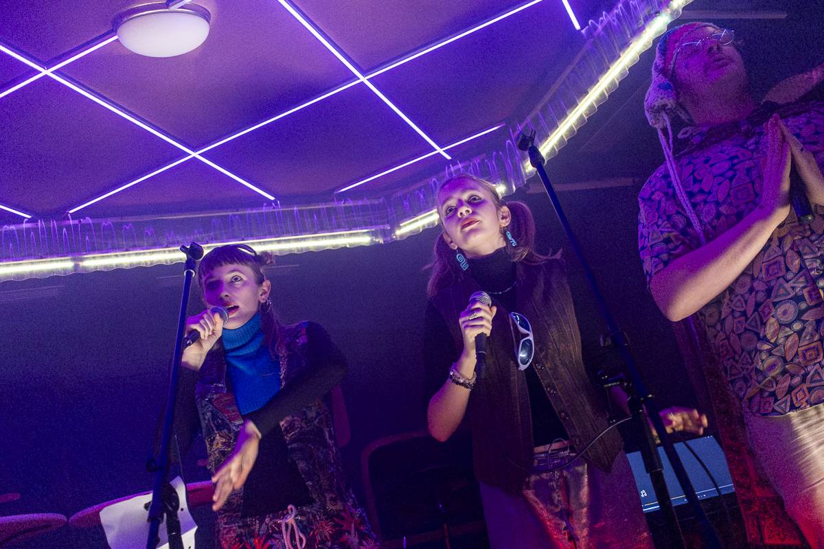 Palácem Akropolis se linula experimentální hudba, Josefina Dusk tam křtila album