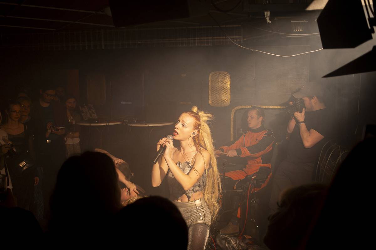 Palácem Akropolis se linula experimentální hudba, Josefina Dusk tam křtila album