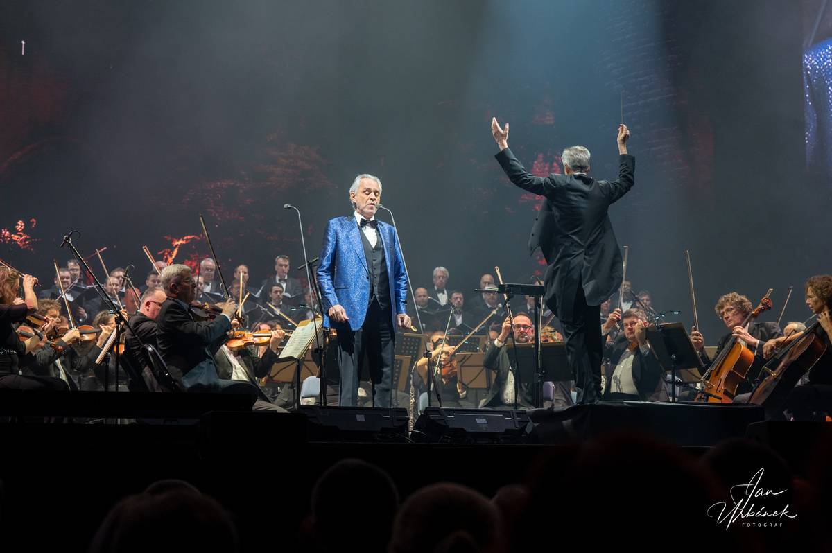 Andrea Bocelli v Praze oslavil třicet let kariéry, doprovázel ho Český národní symfonický orchestr