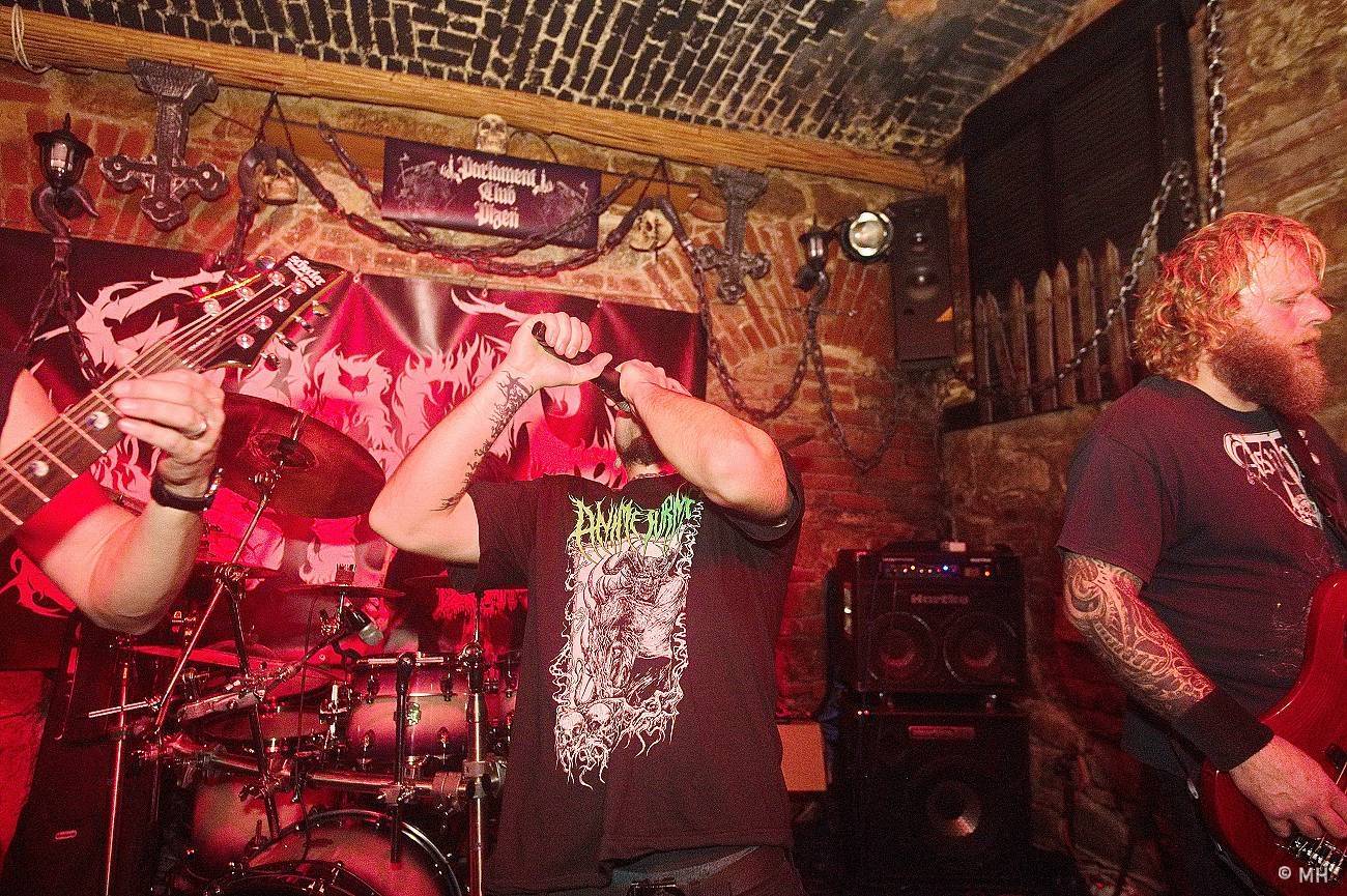 V Plzni se sjeli metalisté, Parlament Club hostil akci Suicide Therapy