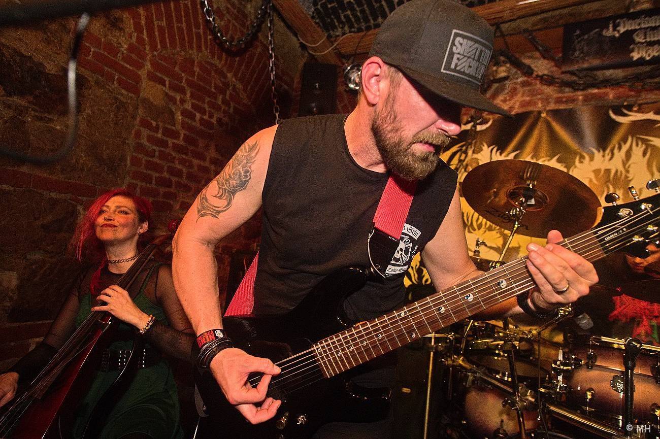 V Plzni se sjeli metalisté, Parlament Club hostil akci Suicide Therapy