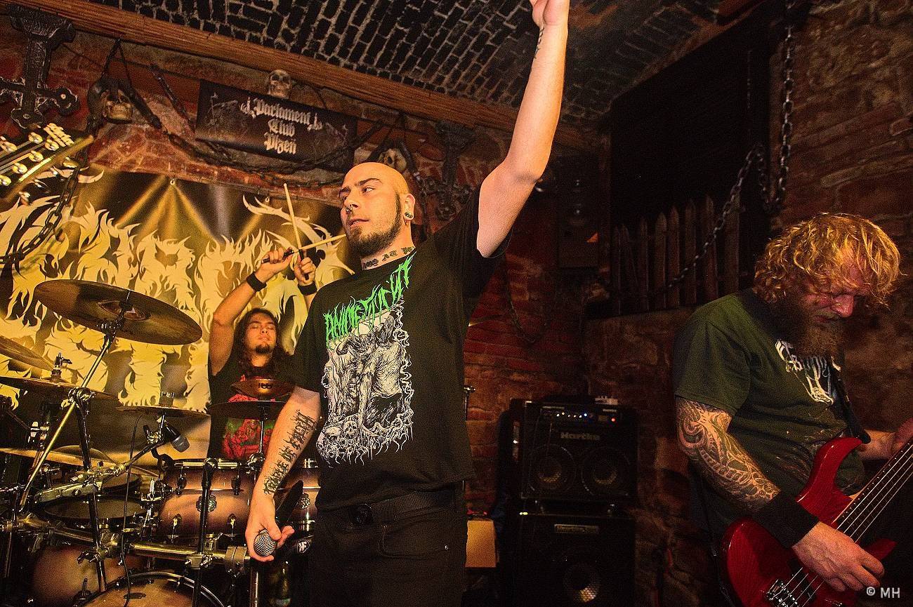 V Plzni se sjeli metalisté, Parlament Club hostil akci Suicide Therapy