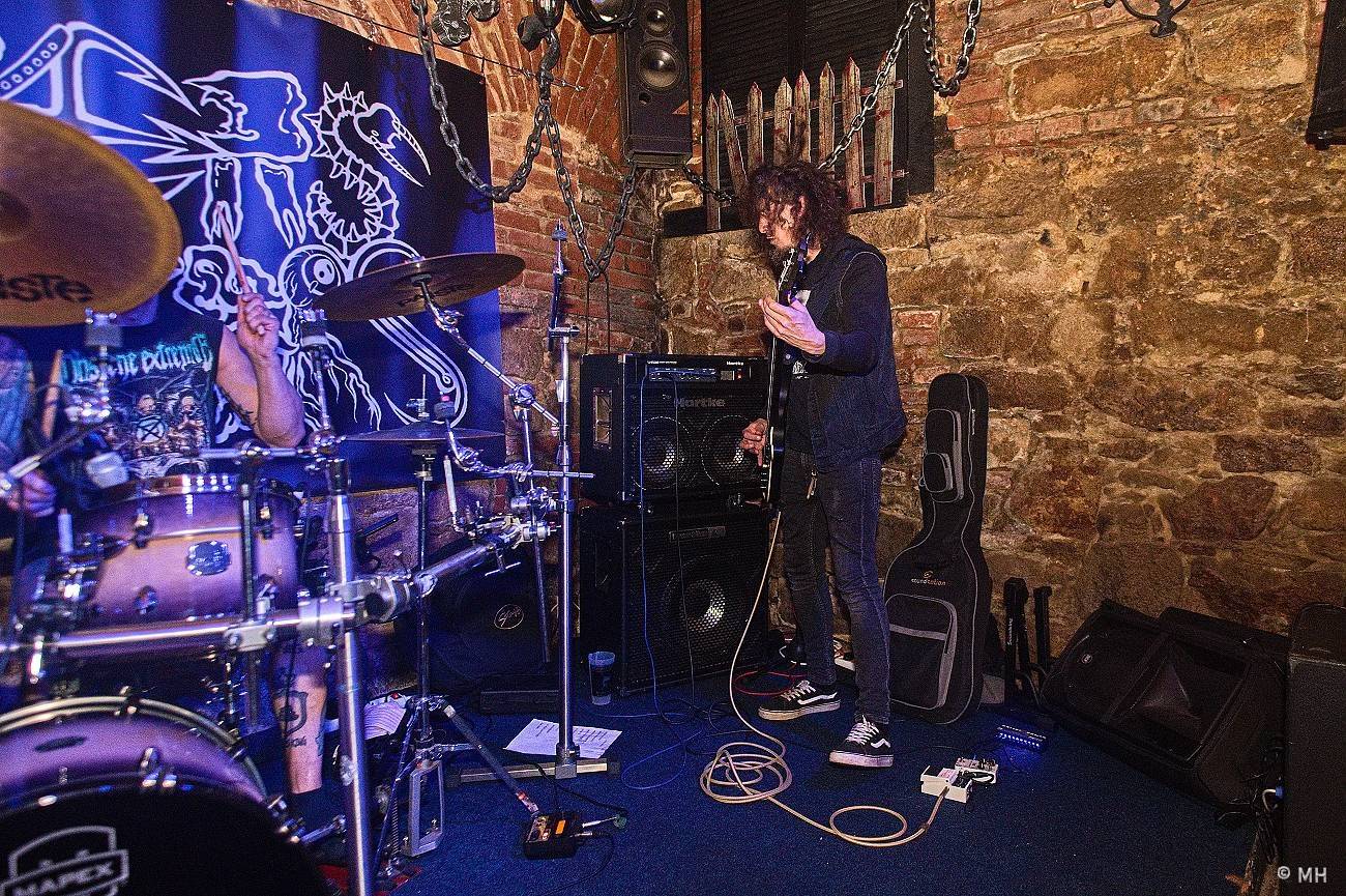 V Plzni se sjeli metalisté, Parlament Club hostil akci Suicide Therapy