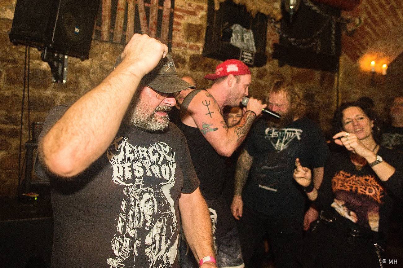 V Plzni se sjeli metalisté, Parlament Club hostil akci Suicide Therapy