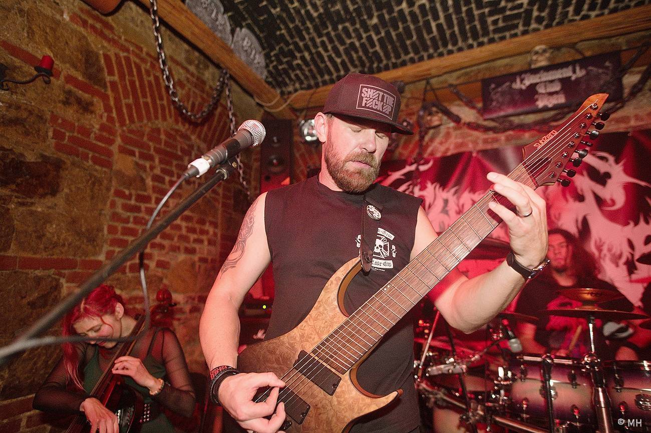 V Plzni se sjeli metalisté, Parlament Club hostil akci Suicide Therapy