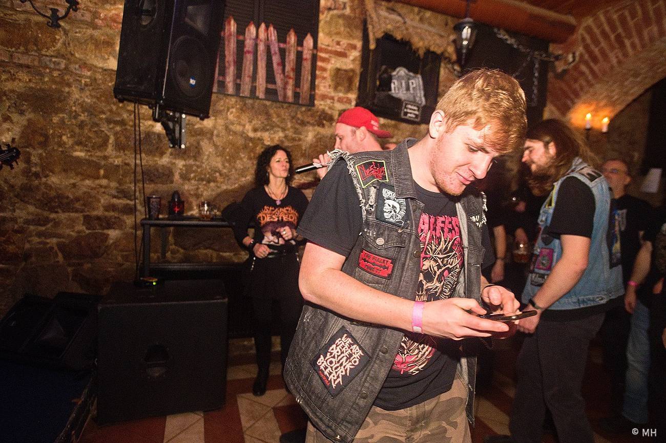 V Plzni se sjeli metalisté, Parlament Club hostil akci Suicide Therapy