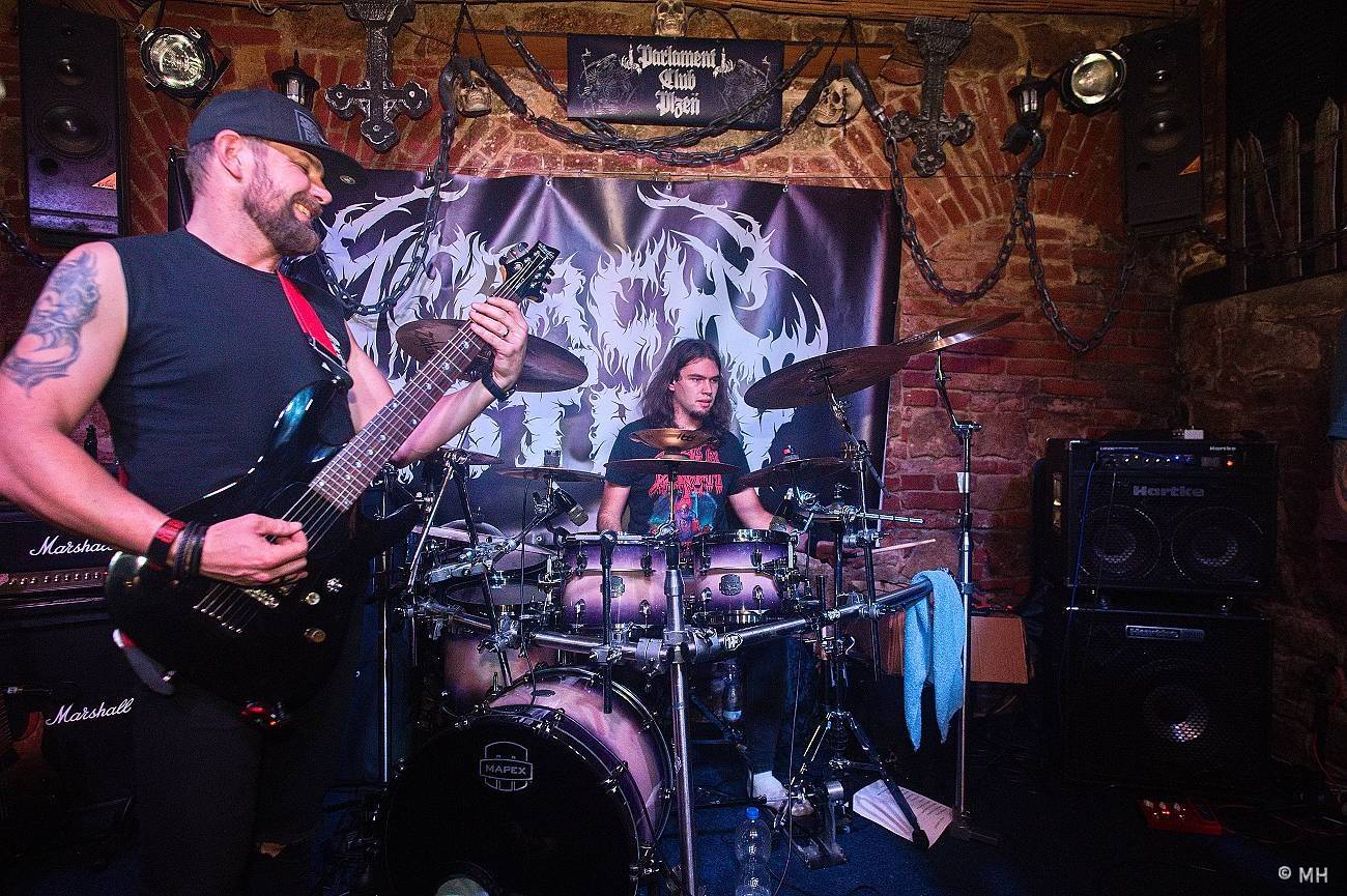 V Plzni se sjeli metalisté, Parlament Club hostil akci Suicide Therapy