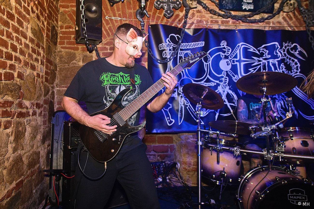 V Plzni se sjeli metalisté, Parlament Club hostil akci Suicide Therapy