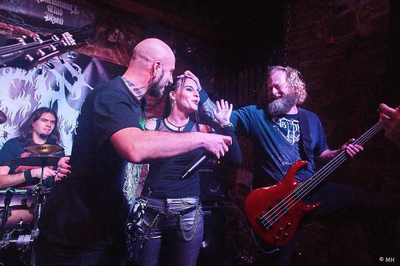 V Plzni se sjeli metalisté, Parlament Club hostil akci Suicide Therapy