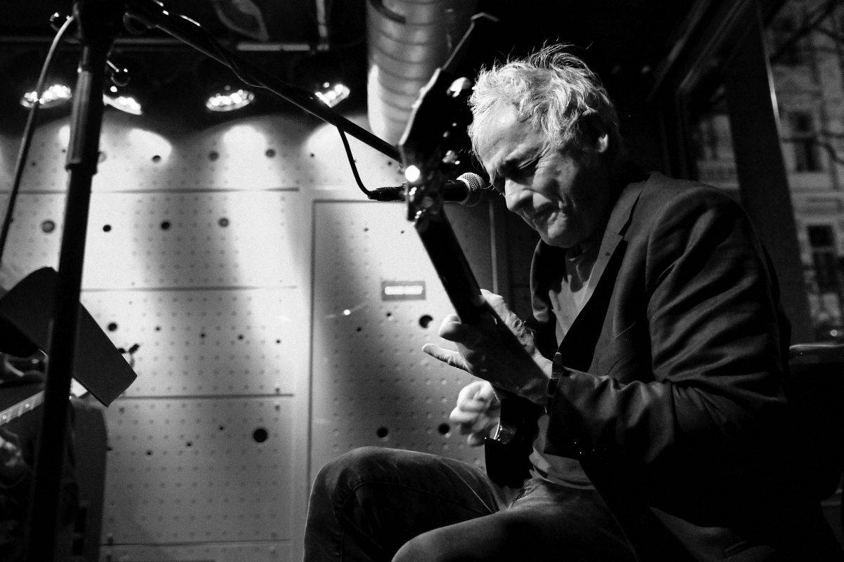 Marc Ribot kouzlil v Jazz Docku, doprovázela ho kapela Ceramic Dog